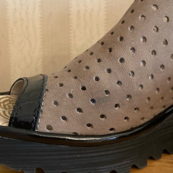 New FLY LONDON Women’s Yile Black/Tan Wedge Sandal Shoes 39 US 8 / 8.5 Peep Toe - Picture 7 of 12